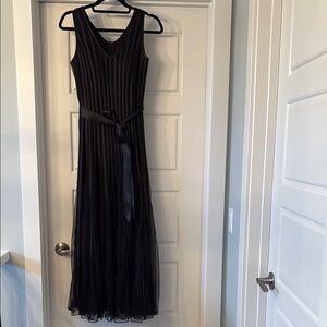 Laura Petites Mesh fabric Elegant Black Sleeveless Maxi Dress size SP.